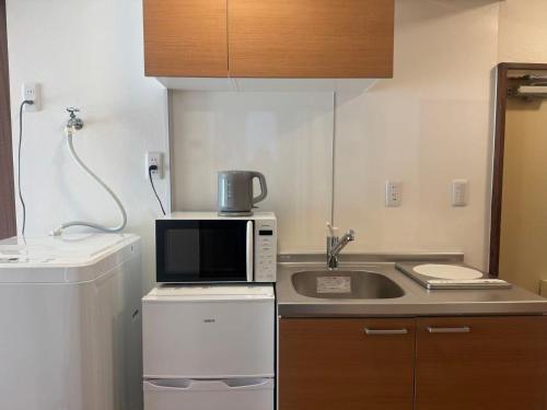 Clear Sky Guesthouse 205 Direct to Narita Airport, 8-minute walk from Kinshicho Station, within walking distance of Asakusa and Clear Sky Tower, 50 minutes to Disneyland, 1 minute to the mall