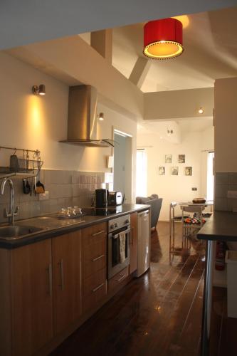 Kuchyň nebo kuchyňský kout v ubytování The Loft on the Babbacombe Downes