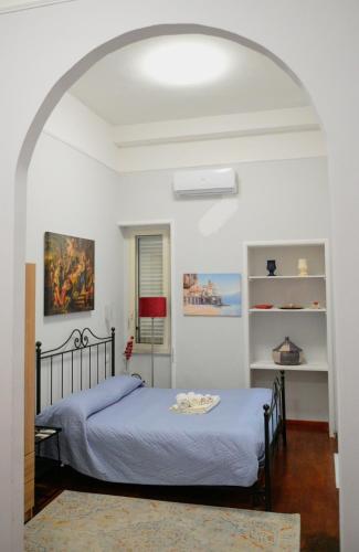a bedroom with a bed and an archway at Milion's House Apartments in Salerno