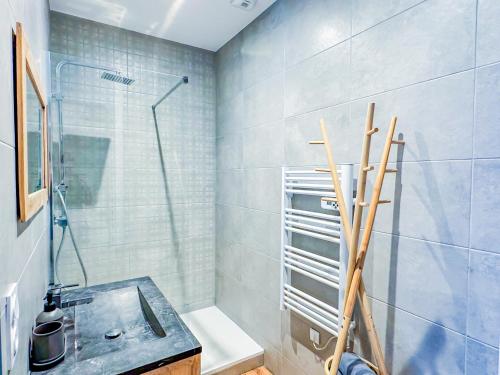 a bathroom with a sink and a shower at Grand appartement avec jacuzzi et jardin in Clermont-Ferrand