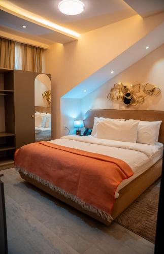 Yankers Royal Hôtel Lubumbashi tesisinde bir odada yatak veya yataklar