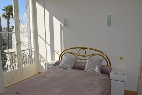カンヌにあるWinter Palaceのベッド1台(枕2つ付)、バルコニー