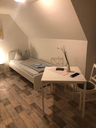 a small room with a bed and a table at Waldperle in Jarmen
