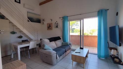 een woonkamer met een bank en een tafel bij Mare Turchinu 2 in Monticello