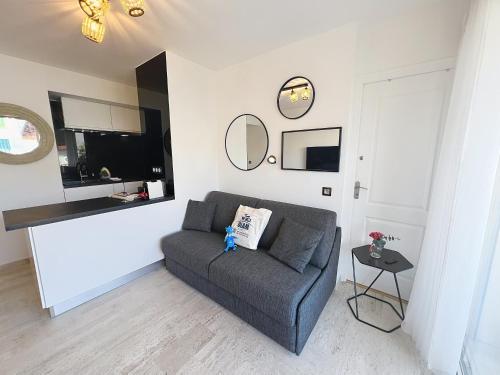 Bright and vast studio terrace easy parking Cannes heart of town 1 mn