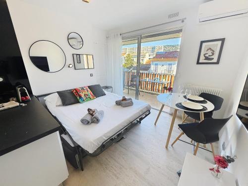 Bright and vast studio terrace easy parking Cannes heart of town 1 mn