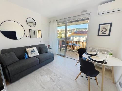 Bright and vast studio terrace easy parking Cannes heart of town 1 mn