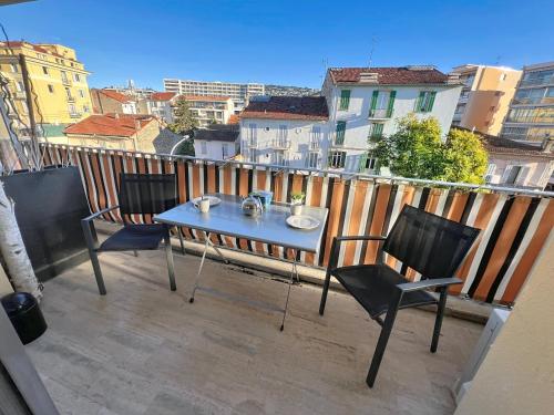 Bright and vast studio terrace easy parking Cannes heart of town 1 mn