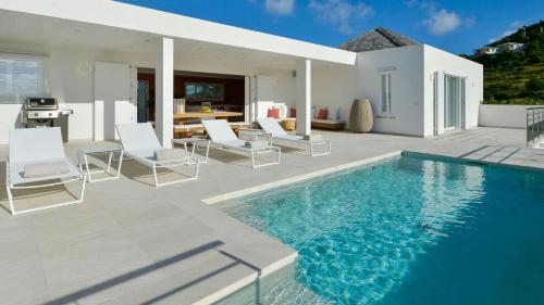 Dreamy Oceanview Villa Overlooking Lush Vegetation