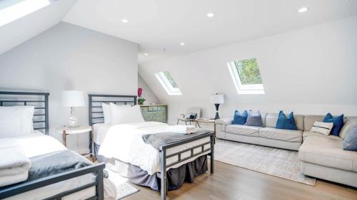 a bedroom with two beds and a couch at Villa Mist Manor in East Hampton