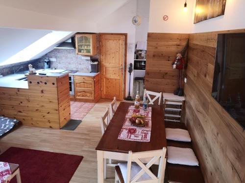 a kitchen and dining room with a table and chairs at Ankommen und loswandern Familien und Hundeurlaub im Hochschwarzwald Ferienwohnung Haus Maria in St. Blasien