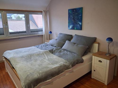 ein Schlafzimmer mit einem großen Bett und blauen Kissen in der Unterkunft FeWo Bodo in Freisen