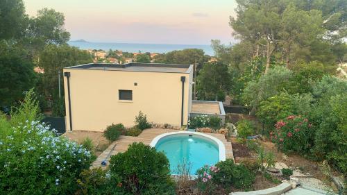 Villa avec piscine et vue mer à 700 m de la plage