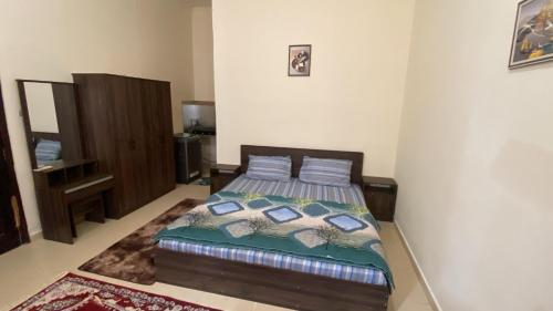 a bedroom with a bed in a room at Abu dhabi Elegant Studio in Abu Dhabi
