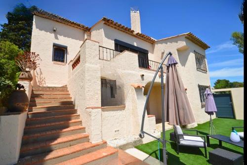 Villa avec piscine et vue mer à 700 m de la plage