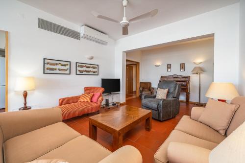 Top floor marina apartment with classic charm #1995