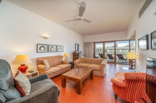 Top floor marina apartment with classic charm #1995