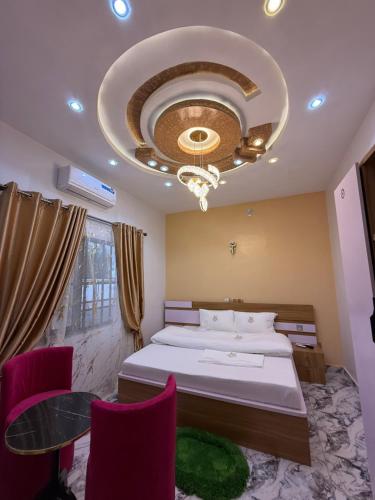 Llit o llits en una habitació de Drum City Hôtel