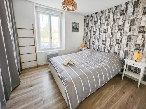 a bedroom with a bed and a window at Appartement Confortable à Coulommiers avec Jardin in Coulommiers