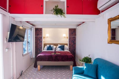 a small room with a bed and a couch at Atelier Randagi al Pigneto 1&2 in Rome