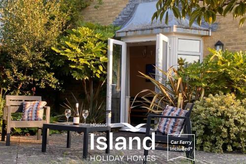 a table and chairs in front of a house at Hope House in East Cowes