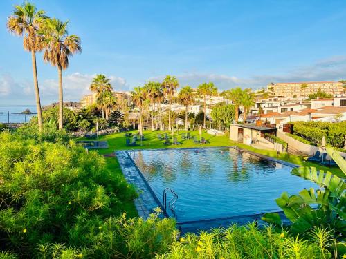 Luxury Villa with sea view, private jacuzzi & heated pool