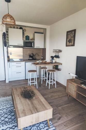 Virtuve vai virtuves zona naktsmītnē Studio Ormarine by Interhome