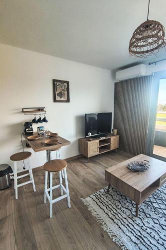 Televizors / izklaižu centrs naktsmītnē Studio Ormarine by Interhome