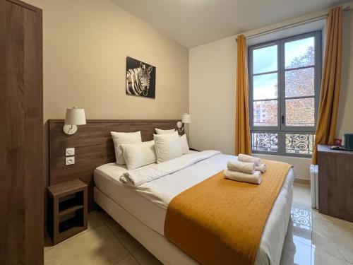 מיטה או מיטות בחדר ב-SQUARE HOTEL