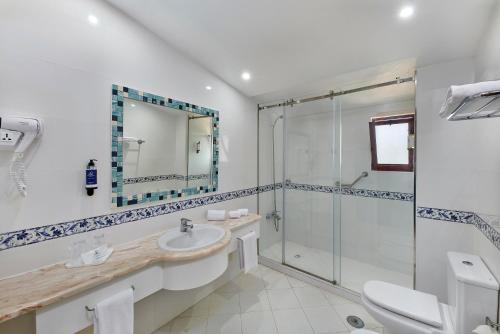 a bathroom with a sink and a shower at Hotel Apartamento Do Golfe in Vilamoura