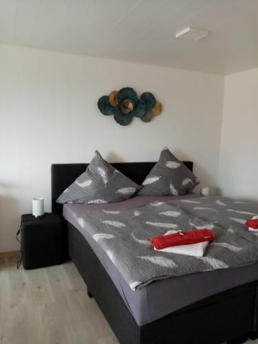 a bedroom with a bed with a flower on the wall at Schönes, modernes Appartement mit Balkon und Indoorpool in Oberteuringen