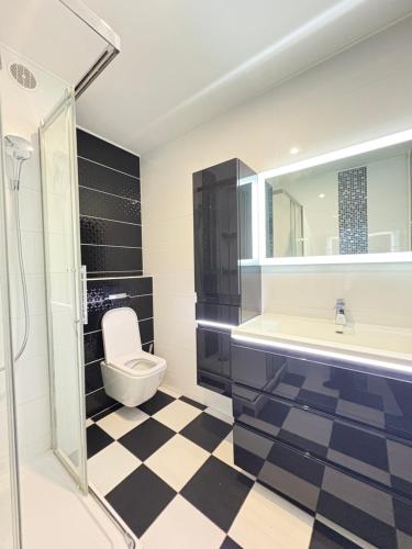 Duplex Atypique avec 5 Chambres Privées
