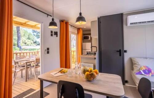 Camping "Le Hameau des Pins" - Mobil-home neuf - 6 personnes - 3 chambres