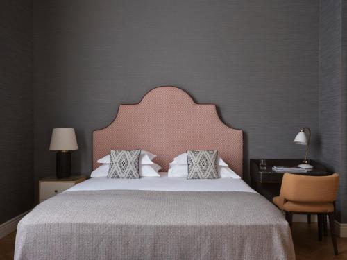Hotel Capital — Room