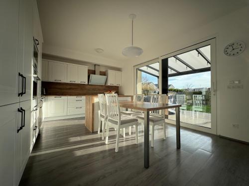 Villa with Terrace & private garden 30 min to Prague Center