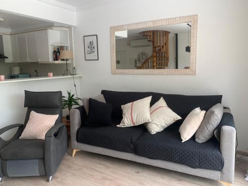 a living room with a couch and a mirror at Pals apartament centric in Pals