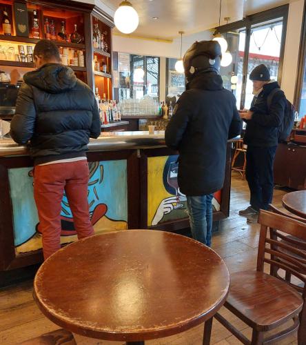 Chambre في Saint-Georges-du-Bois: مجموعة من الأشخاص يقفون في بار