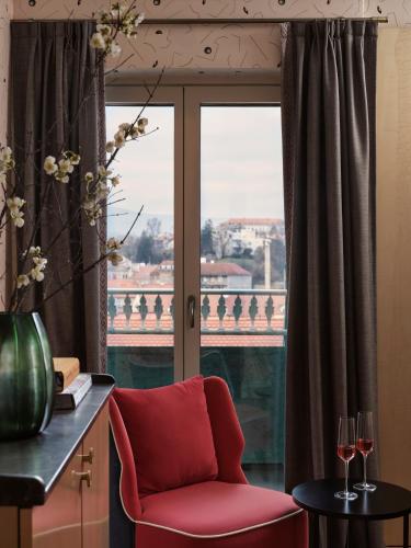 Hotel Capital — Balcony/Terrace