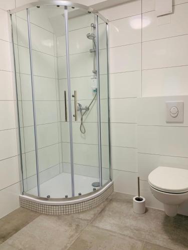 eine Duschkabine in einem Badezimmer mit Toilette in der Unterkunft Checkinn Hotel in Bad Salzuflen
