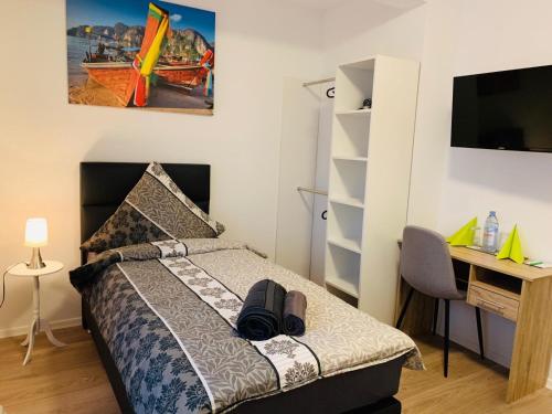 ein Schlafzimmer mit Bett, Schreibtisch und Computer in der Unterkunft Checkinn Hotel in Bad Salzuflen