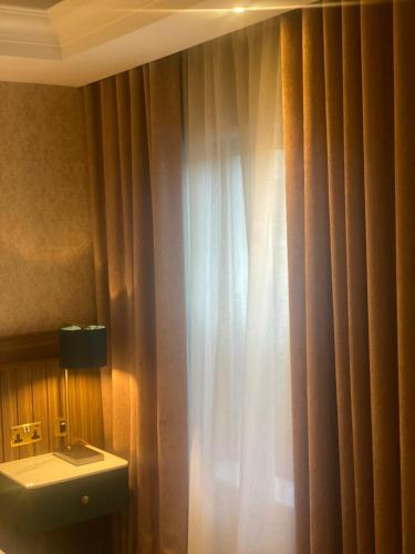 ein Badezimmer mit Toilette und Vorhang in der Unterkunft Silverbirch Hotel in Omagh