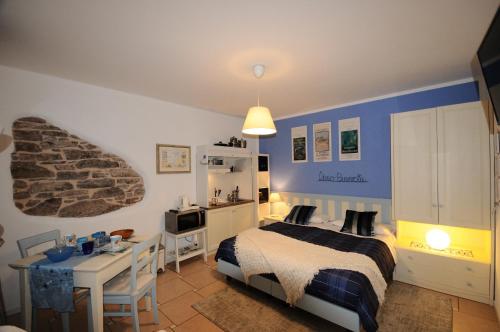 a bedroom with a bed and a desk and a table at Casa Novecento "Rooms & apartments" in Feltre