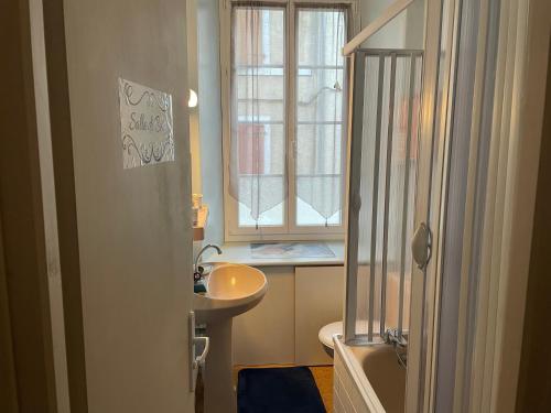 a small bathroom with a sink and a window at La Cascade appartement F2 in Eaux-Bonnes