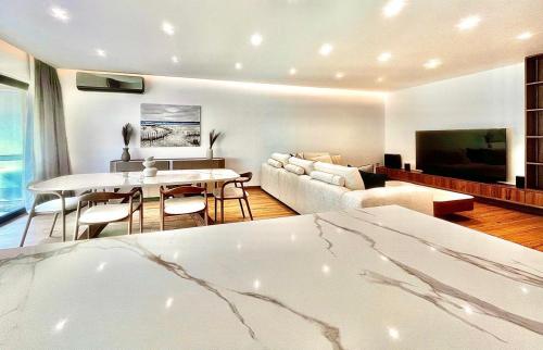 Sealine Spacious Apartment