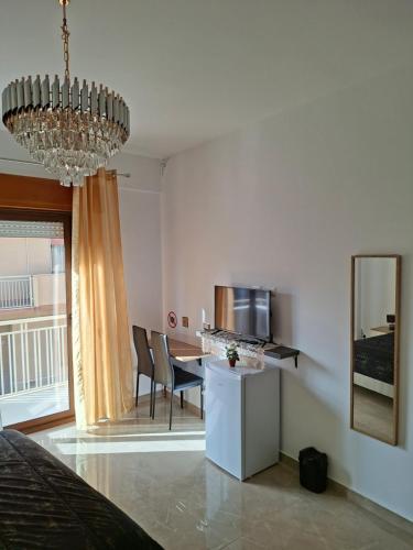a kitchen with a chandelier and a table in a room at La sirena in Mazara del Vallo