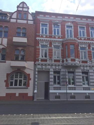 a group of buildings on a city street at Modernes City-Apartment in Krefeld - BEUYS Apartments Krefeld in Krefeld