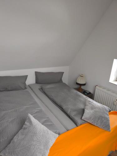 two beds sitting next to each other in a bedroom at Maisonette with large terrace in Leipzig