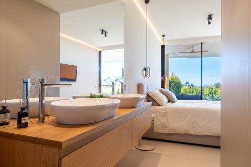 Valley Dream - Garden Villa with Private Infinity Pool and Large Terrace, Higueron, Fuengirola