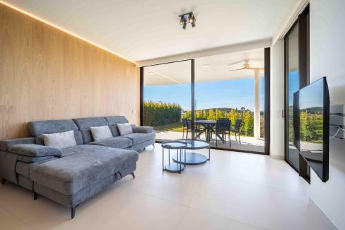 Valley Dream - Garden Villa with Private Infinity Pool and Large Terrace, Higueron, Fuengirola