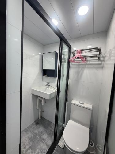 ห้องน้ำของ 尖沙咀旺區舒適小旅館 c